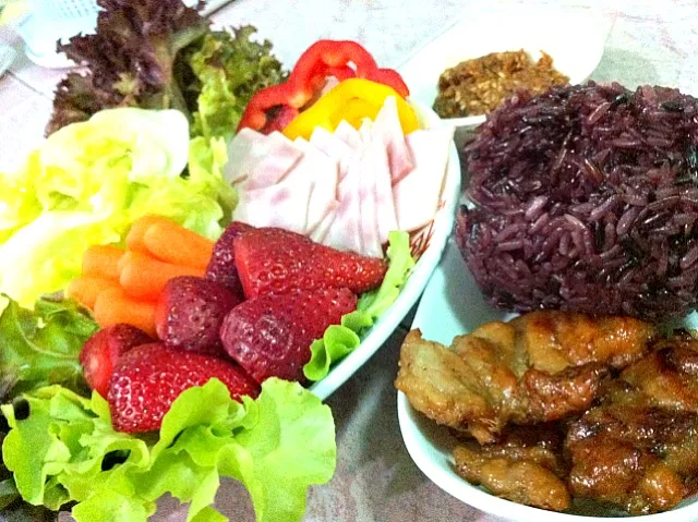 mix salad with grill pork and black sticky rice|Issara. 🍴さん