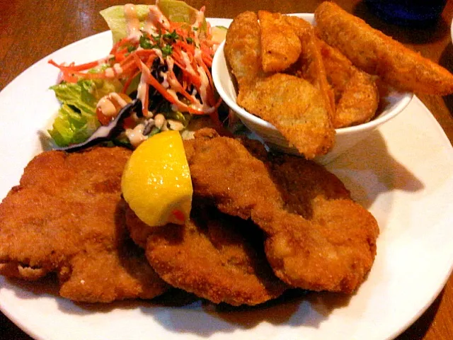 Snapdishの料理写真:breaded pork fillet with potato wedges and green salad at werner's oven|myleneさん