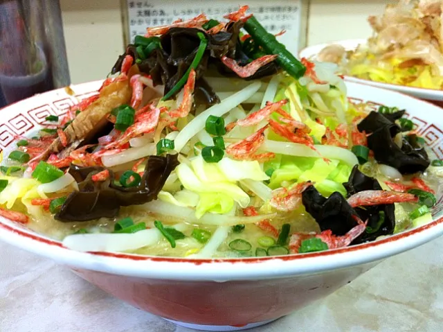 Snapdishの料理写真:近所の超人気店 久々デラックス塩ラーメンにしたよ|Toshiyukiさん