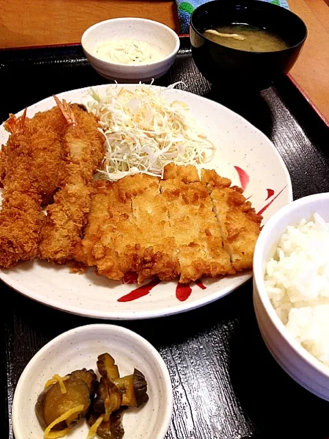 Snapdishの料理写真:チキン南蛮デラックス定食|かおらいさん