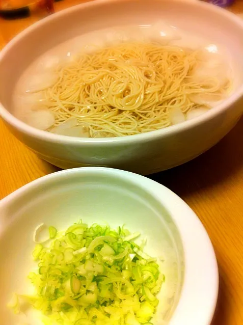 肌寒い時期なのに、冷やしそうめん。昨日遅くに焼肉食べて胃がもたれてたので、あっさりと。|liccaさん