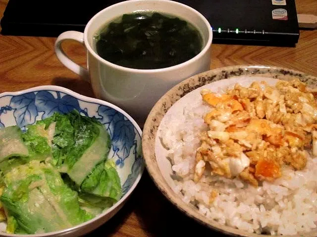 ちょいと早い夕食:麦飯に炒り玉子、白菜の漬物、わかめの味噌汁|Kenny Hiraiさん