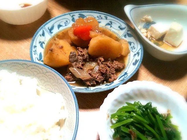 Snapdishの料理写真:肉ジャガとほうれん草のお浸し。|Ichimuraさん