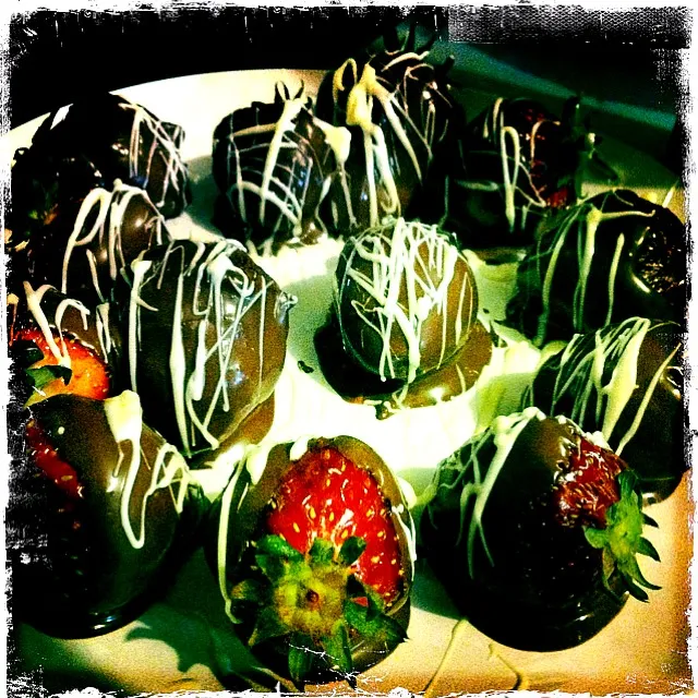 strawberries dipped in chocolate|Sarah Everitt Furuyaさん