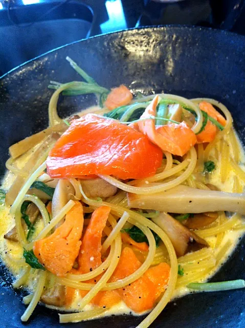 おはよー 今日の朝食はサーモンとエリンギ、水菜のミルクソースパスタ|takarkiさん