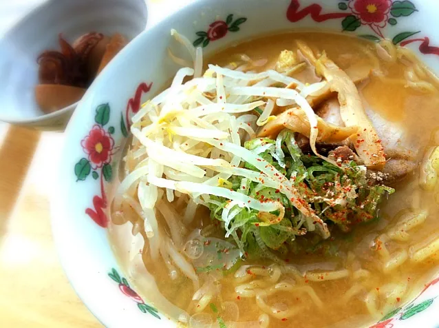 本日のランチ。生姜香る味噌ラーメンと里芋とイカの煮物(450円)|JTKさん