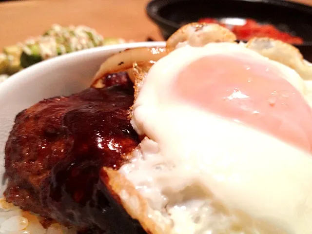 ロコモコ丼！お肉と目玉焼きとタマネギの相性抜群です。|kumakumatotoroさん