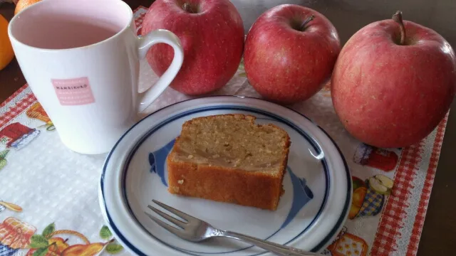 Snapdishの料理写真:りんごとシナモンのしっとりケーキ|松澤千晴さん