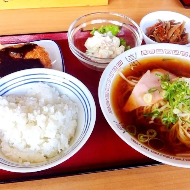 ガッツリ昼ごはん。メンチカツ、ポテトサラダ、ひじき、中華そば、ご飯の小|Masさん