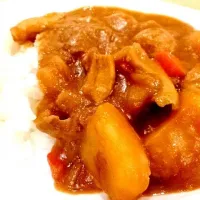 Snapdishの料理写真:ママのカレー、最近カレーばっかりだねえと突っ込まれてますが、妻のカレーは一番|keigo nakajimaさん