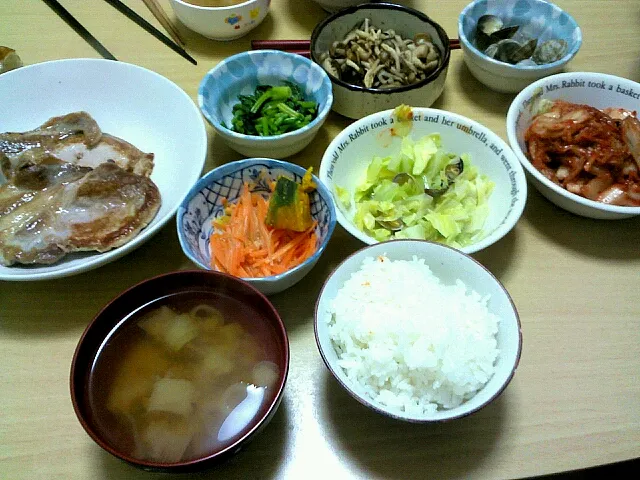 焼き肉 白菜キムチ人参サラダ ほうれん草のナムル きのこのさっぱり合え かぼちゃのレンチン煮  アサリとキャベツの酒蒸し さつま芋のお味噌汁 白米ご飯|Nozomi Kitadeさん