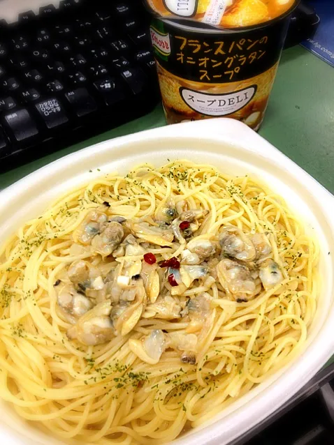 Snapdishの料理写真:あさりたっぷり！ボンゴレスパゲティ＆フランスパンのオニオングラタンスープ|maroさん