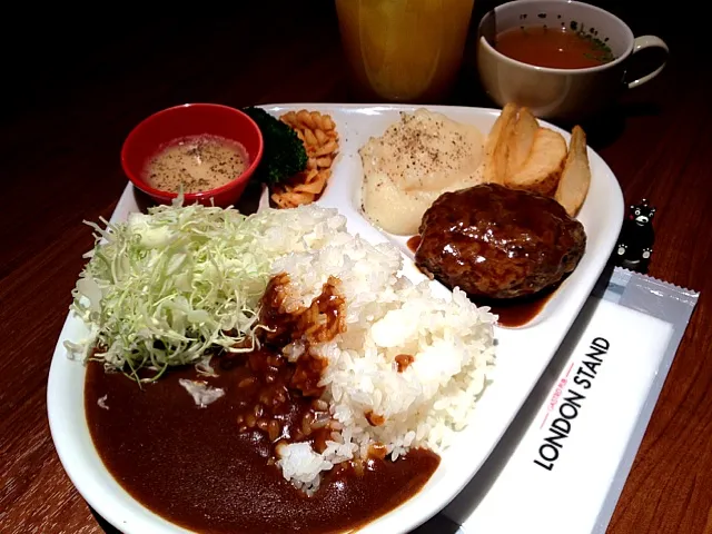 Snapdishの料理写真:ハンバーグカレー&プレートをブルーチーズ付きで|大阪カレー部長さん