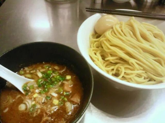 ほん田の醤油つけ麺。魚の味が勝ち気味でサッパリ感がある。これだとスーパーの有名店のつけ麺がコスパでは圧勝だな～|SATOSHI OOCHIさん