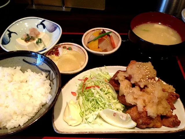 鶏唐揚げのおろしポン酢。小鉢もお味噌汁もどれも美味しい。ランチは火水だけだそうです。( ´ー`)|ひろぱげさん