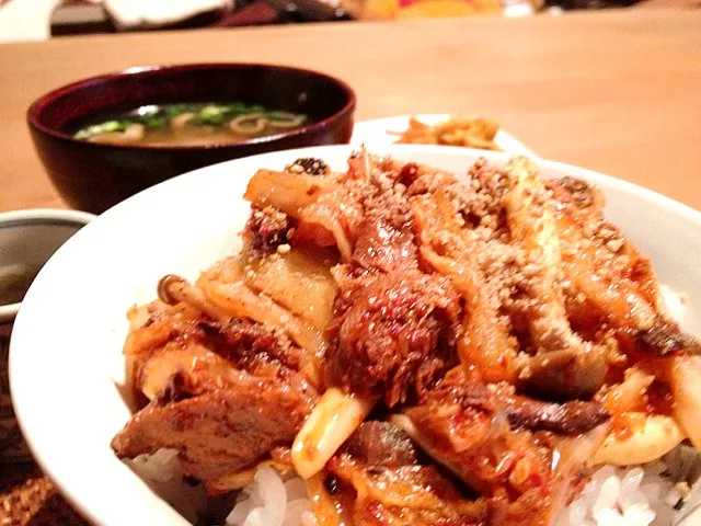 サバ缶キムチ丼！見ため以上にいけてます！ゴマ油がポイント！|kumakumatotoroさん