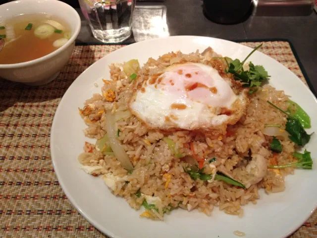 Snapdishの料理写真:タイ分補給。 Khao Pad Gai Kai Dao|Atsushi Yoshimotoさん