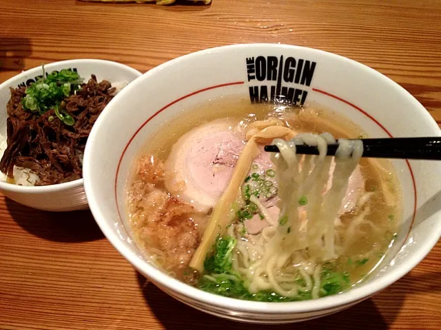 牛塩ラーメン。パスタのような平たい縮れ手打ち麺と、旨味いっぱいのあっさりスープ。最近人気のお店です。|ひろぱげさん