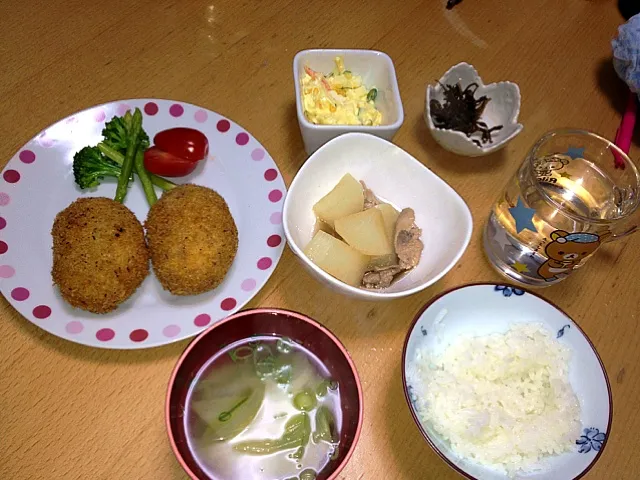 Snapdishの料理写真:メンチカツ、豚と大根の煮物、キャベツと玉ねぎの味噌汁、野菜たっぷりたまごサラダ|なみさん