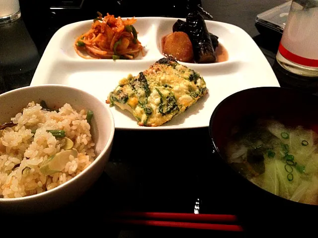 Snapdishの料理写真:山菜ご飯、魚の菜種焼、スパゲティ、揚げ茄子、味噌汁|ぱんちゃんさん