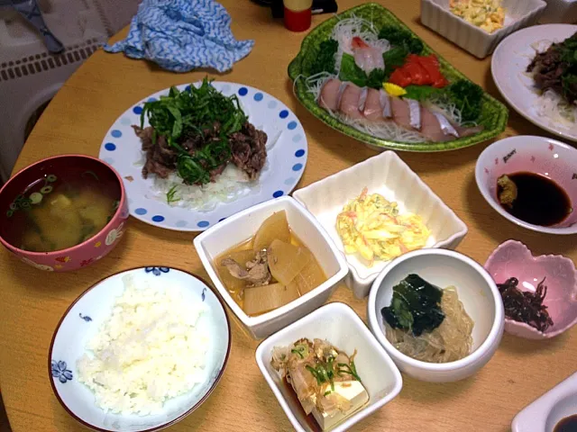 玉ねぎと牛肉の大葉ポン酢、冷奴、豆腐とワカメの味噌汁、大根の煮物、たまごサラダ、お刺身、春雨とキュウリとワカメの酢の物|なみさん