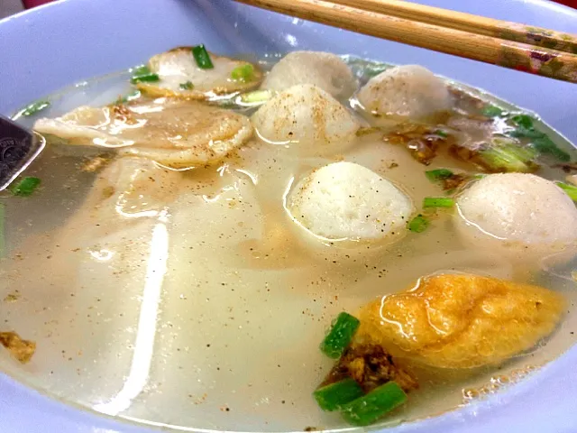 assorted fish balls with rice noodle in clear sou|joyさん