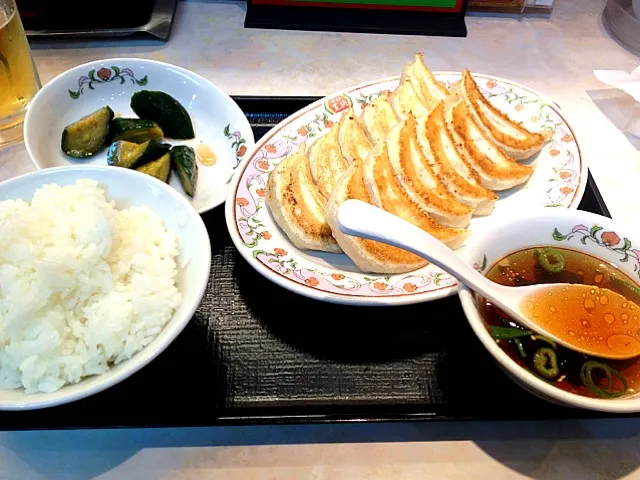 today is my 10th wedding anniversary. but since it's too late to celebrate, decided to have a feast on my own with beer and dumplings!|Shinya Kawanaさん