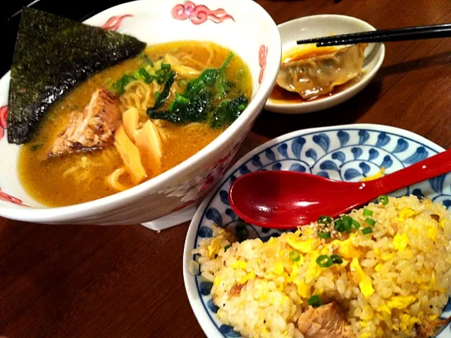 三茶の三角地帯に朝4時までやってるラーメン居酒屋ができた。なかなかいけるではないか！福みみらー麺セット|Toshiyukiさん