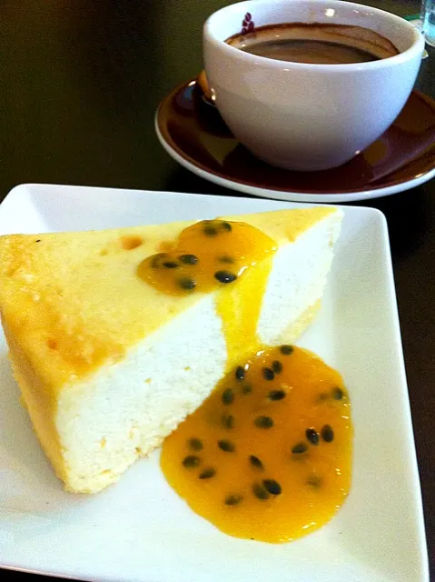 white chocolate cheesecake with passionfruit sauce|karen limさん