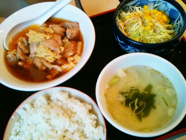 焼肉屋で親子煮定食🐔鶏肉がどっさり😳|純さん