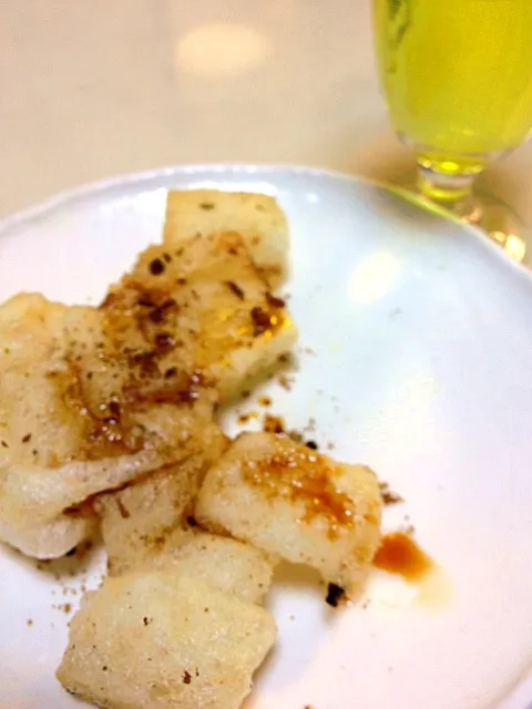 Snapdishの料理写真:揚げ餅に粉末焙じ茶の粉と醤油を掛けて|スカポンタスさん