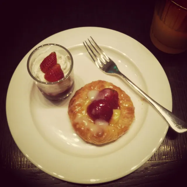 strawberry danish|pear jeebpinyoさん