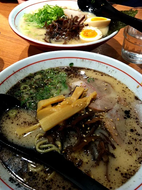 手前が黒ラーメン。奥が白ラーメン|えりかさん