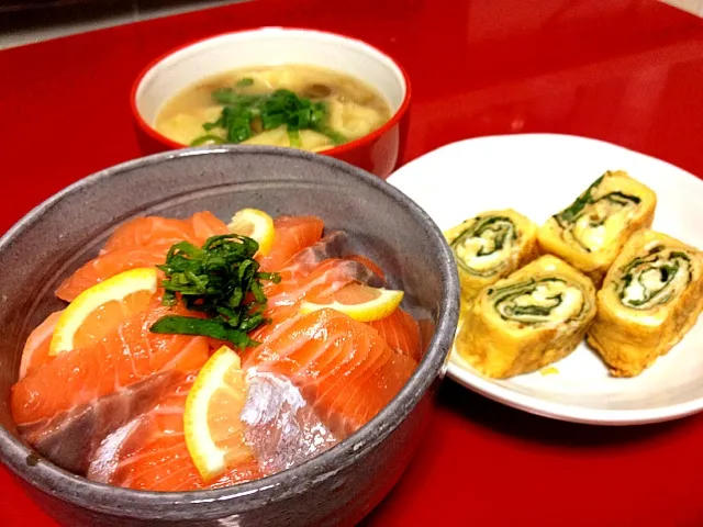 しゃけ丼  しそ玉子焼き  なめこと油あげのお味噌汁|saoさん