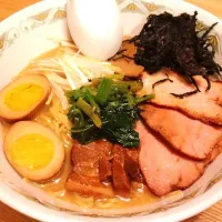 Snapdishの料理写真:今夜はラーメン。ビールも一緒にっ。|Junko Oharaさん