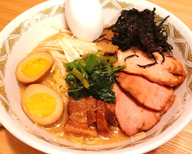 Snapdishの料理写真:今夜はラーメン。ビールも一緒にっ。|Junko Oharaさん