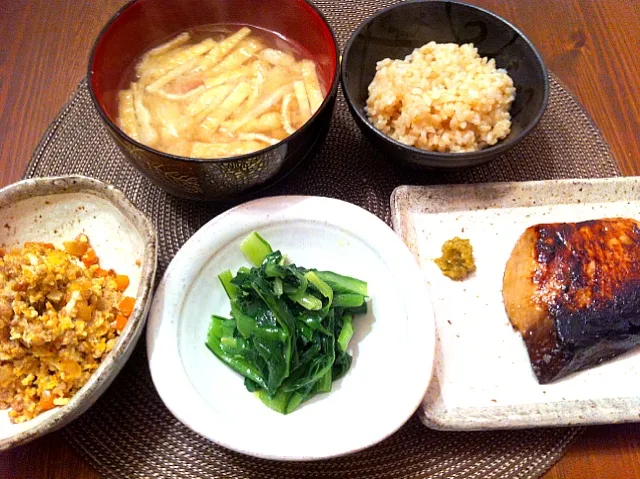 今夜はアルコール抜き。そりゃそうだろ。鰤の味噌焼き、挽き肉の野菜の卵炒め、小松菜とにらのオリーブオイル和え、茗荷と揚げのお味噌汁、玄米ご飯。|番長さん