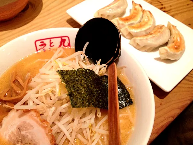 Snapdishの料理写真:とんこつ味噌ラーメンと餃子|木口ちゃんさん