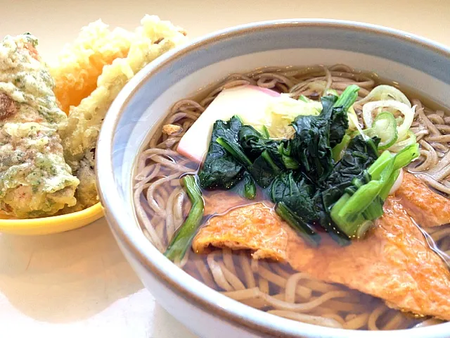 今日の社食はきつねそば＋天ぷらトッピング。290円＋90円なり。|ルーア・ブランカさん