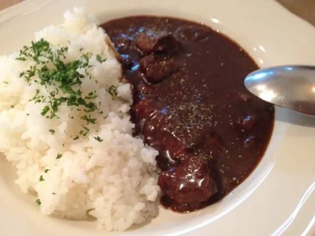 欧風ビーフカレー。肉、結構ボリュームあった。辛口スパイシー。|ひろぱげさん