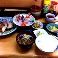 Snapdishの料理写真:ブリかま煮付刺身W定食|Takuro.Saitoさん