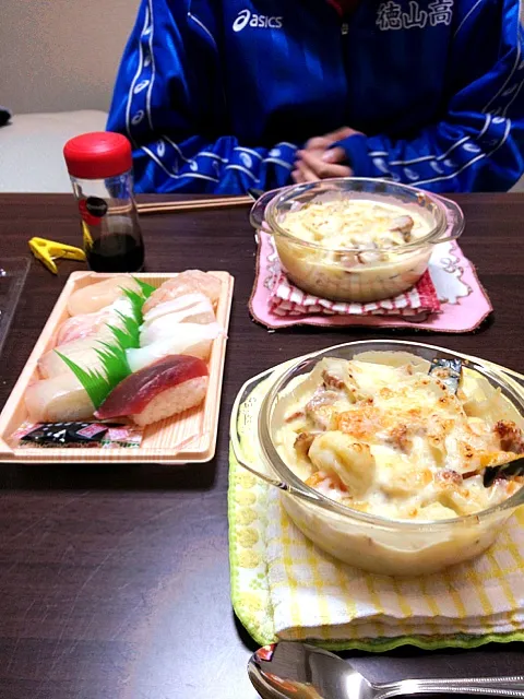 Snapdishの料理写真:グラタン、寿司(買った)|chappyさん