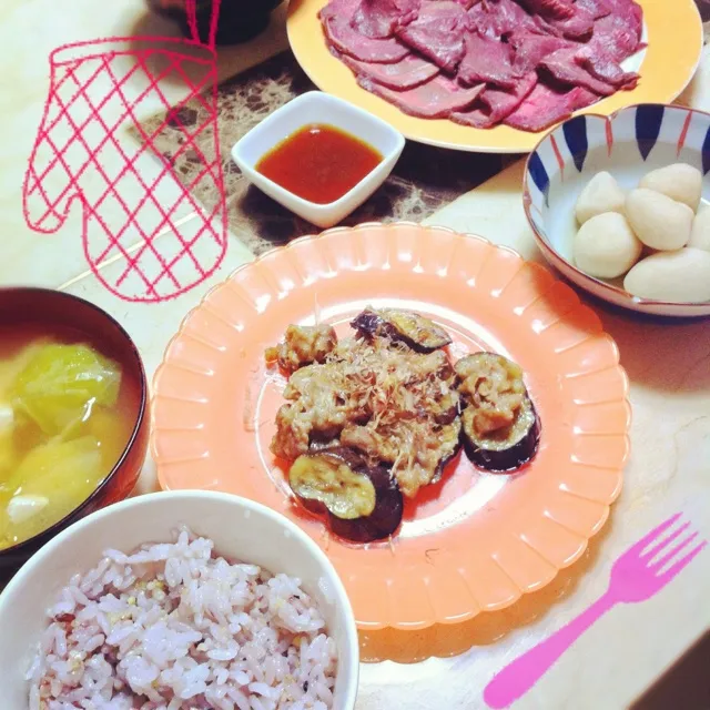 豚と茄子の甘酢炒め、里芋たいたん、ローストビーフ、味噌汁、玄米ご飯|wakanowさん