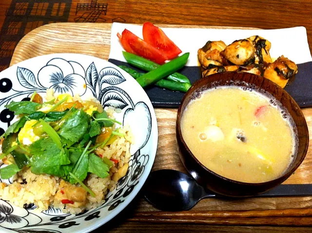 Snapdishの料理写真:鶏の炊込みごはんに卵とじをかけた親子丼、豆乳の味噌汁、鶏胸肉の梅しそ焼き、アスパラとトマト|二宮みさきさん