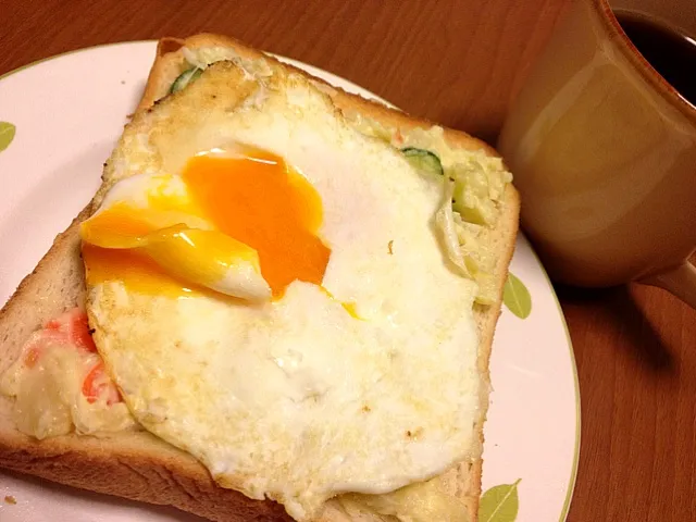 ポテトサラダと目玉焼きのせトースト|mikochieさん