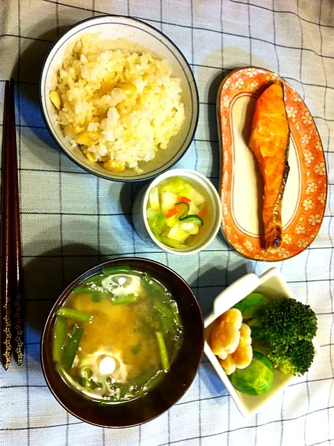 Snapdishの料理写真:鮭、豆ご飯、浅漬け、芽キャベツ、チーズちくわ、じゃがいもとニラのお味噌汁|ゆりさん