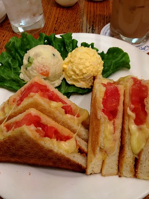 トマトとチーズのホットサンド。珍しく軽いごはんの理由は、16:30くらいという時間だったのと、寄席にいく前であまり時間がなかったから。|mariさん