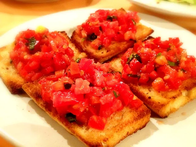 crispy bread topped with salsa|asit wangsuekulさん