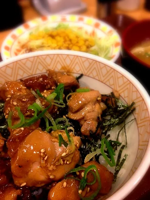 Snapdishの料理写真:炭火焼き鳥丼サラダセット|ハチさん