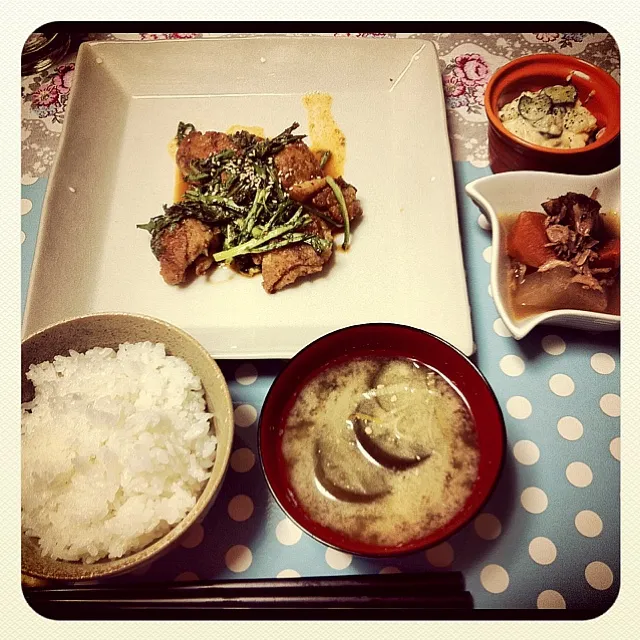 Snapdishの料理写真:昨日の夜ごはん♡春菊と鶏肉のコチヂャン和え、大根と人参のたいたん、茄子のお味噌汁、ポテトサラダ|Kaori Takedaさん